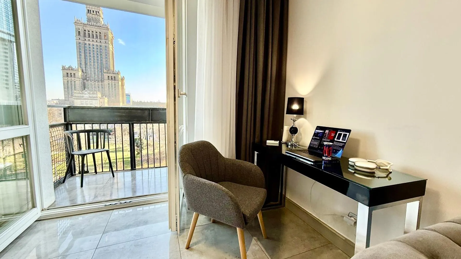 Top Class Metro Fast Wifi 100 Mbs 70'Tv Netflix Hbo Max Disney+ Appletv+ Warszawa Polen