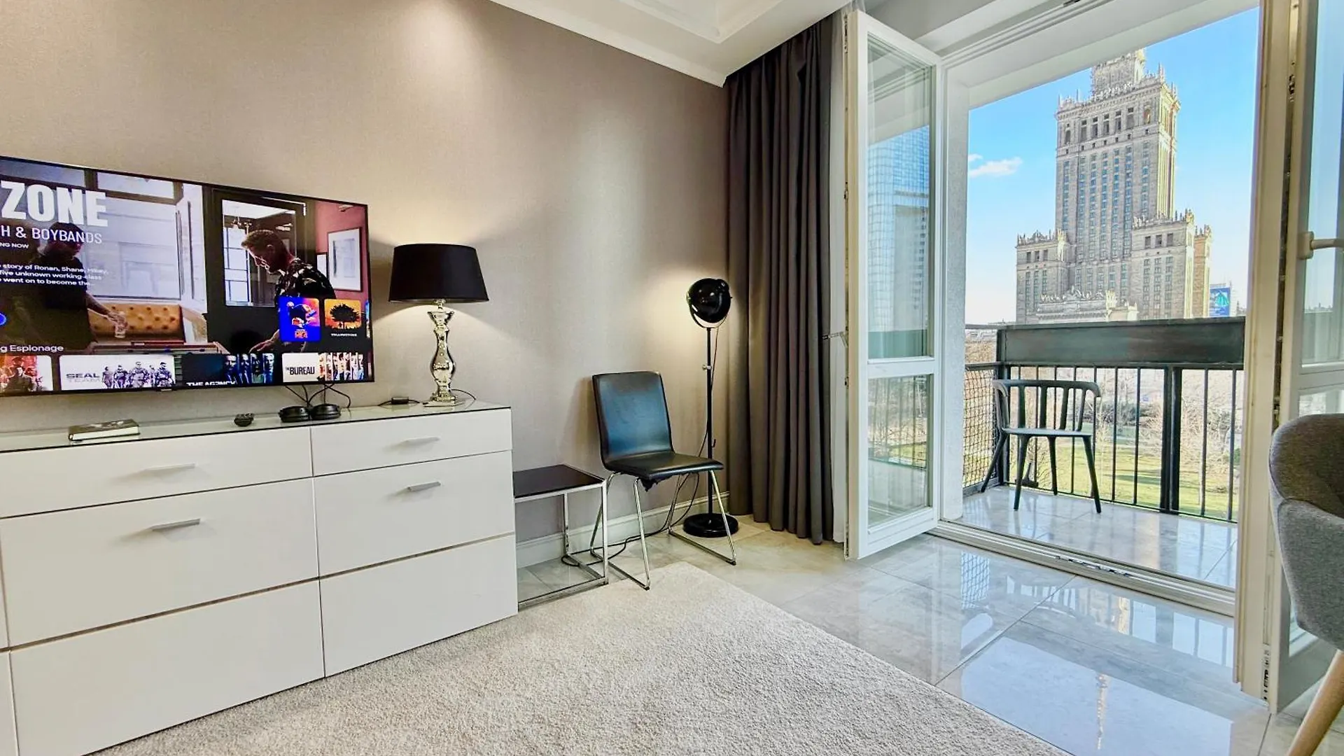 Top Class Metro Fast Wifi 100 Mbs 70'Tv Netflix Hbo Max Disney+ Appletv+ Warsaw 0*,