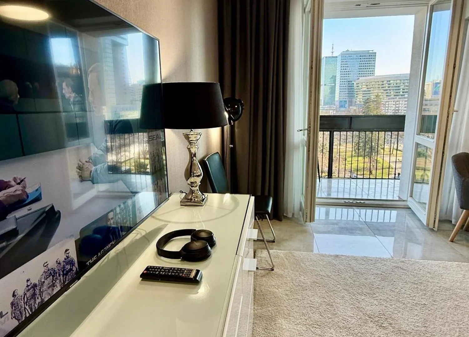 Top Class Metro Fast Wifi 100 Mbs 70'Tv Netflix Hbo Max Disney+ Appletv+ Warsaw Apartment